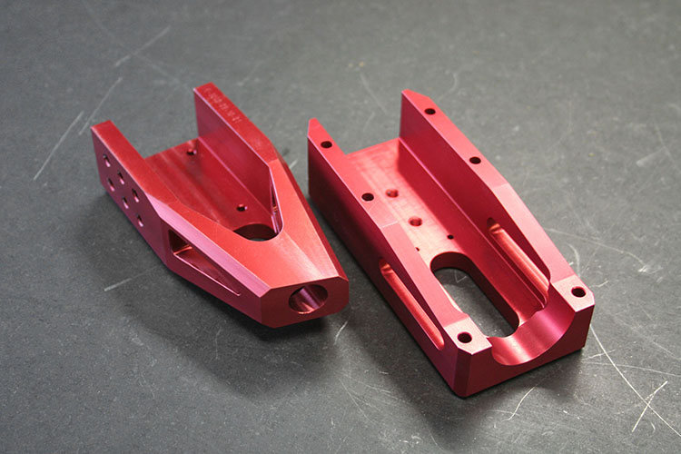 CNC-Fräsen | Fräsbauteil rot eloxiert - Alois Maibaum Metallbearbeitung GmbH